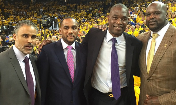 不断拉开与 不断拉开与